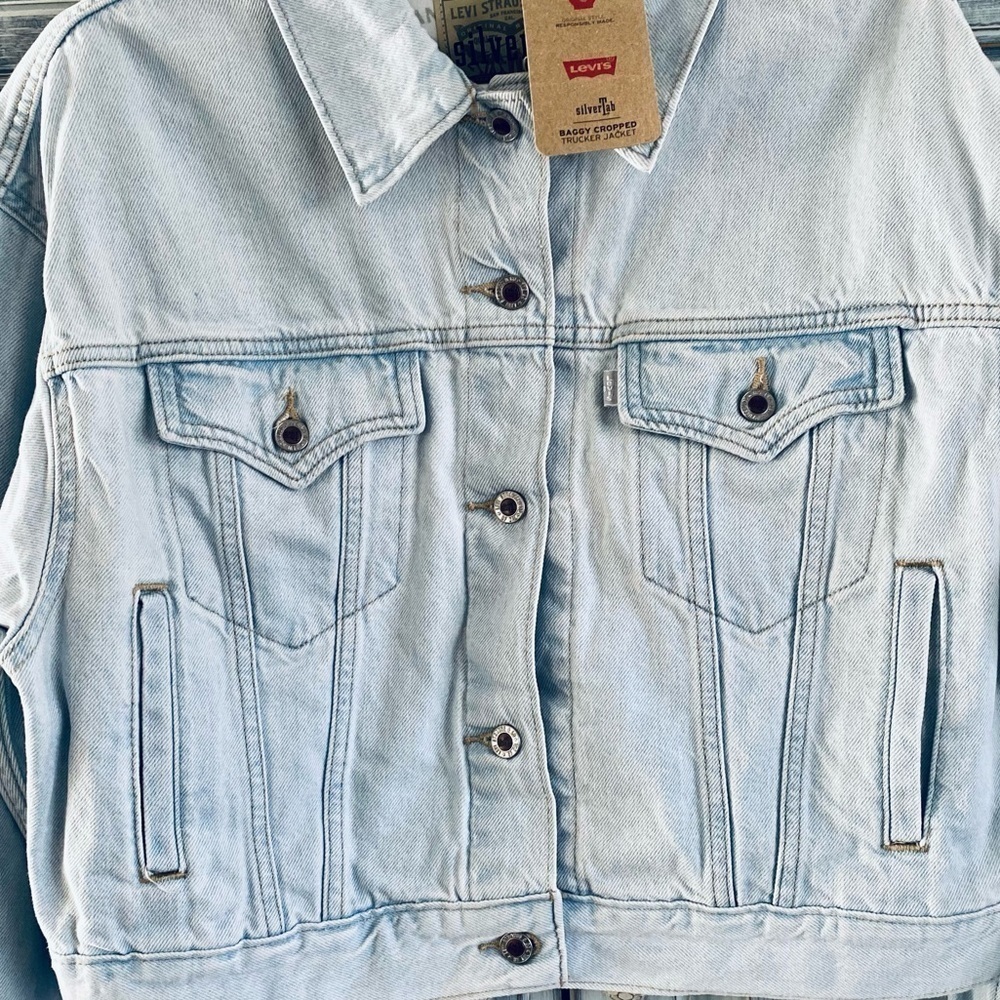 WOMEN'S Levi's® Silvertab™ Cropped Trucker Jean Jacket - Picture 4 of 15